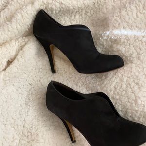 APT. 9 Size 8.5 fits an 8